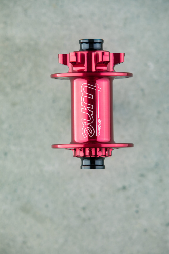 Tune TUNE, Front-Nabe, 6 Loch Bremsaufnahme, 15x100mm, 32 Speichenlöcher, rot, mit Retro Logo