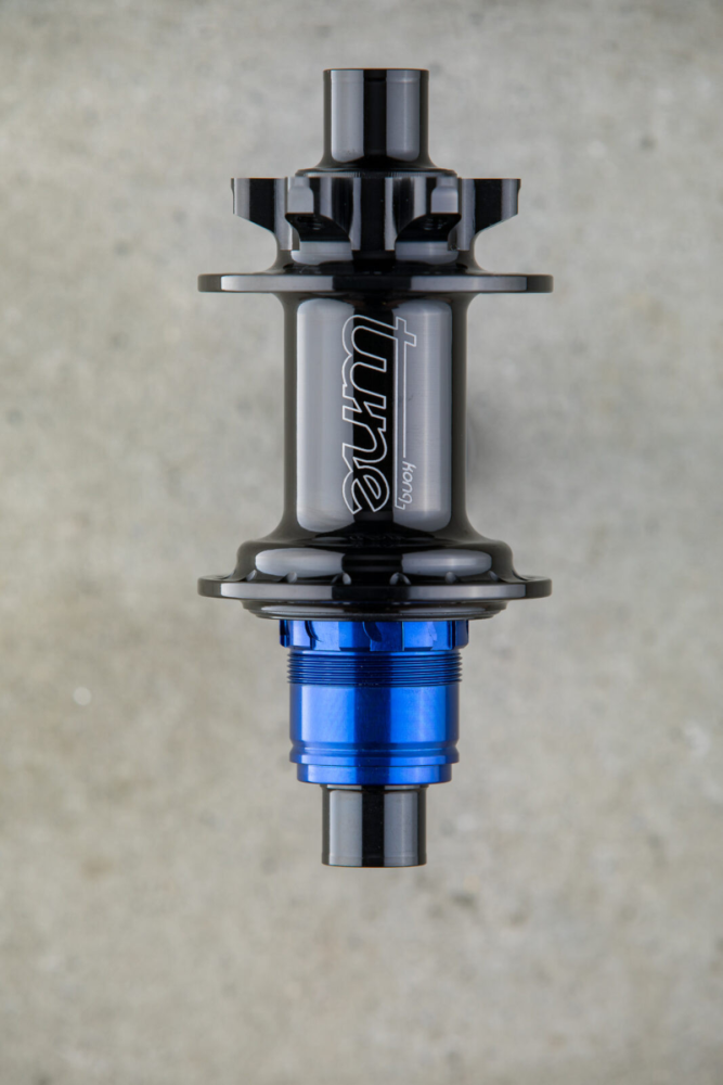 Tune TUNE, Rear-Nabe, 6 Loch Bremsaufnahme, 12x142mm, 32 Speichenlöcher, Sram XD, schwarz, mit Retro Logo